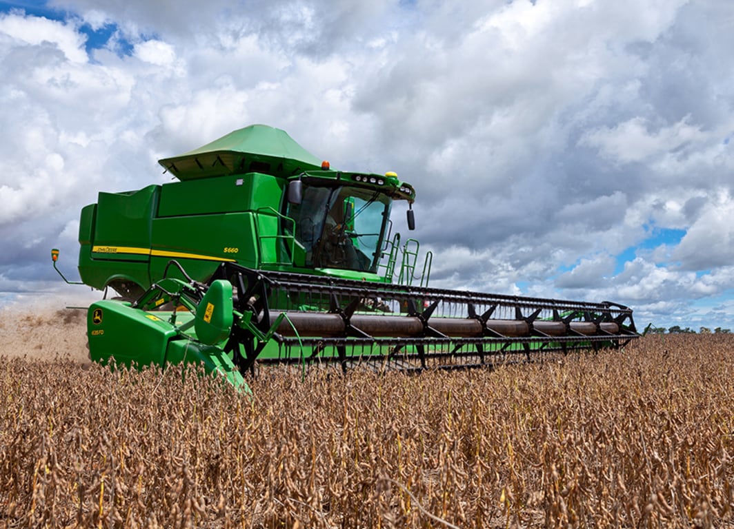 El sistema guíando con precisión a la cosechadora a través del campo.
