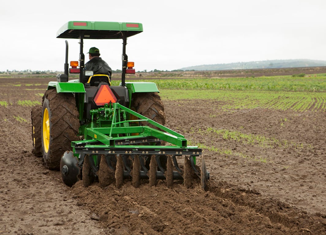 Tractor utilitario 5055E en el campo.